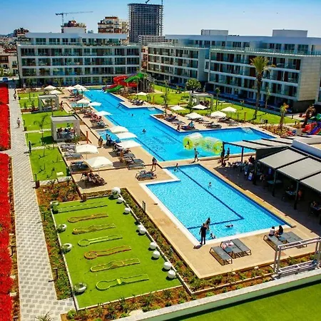Holiday Courtyard Longbeach Apartment *