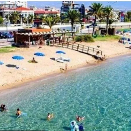 Holiday Courtyard Longbeach Apartment *